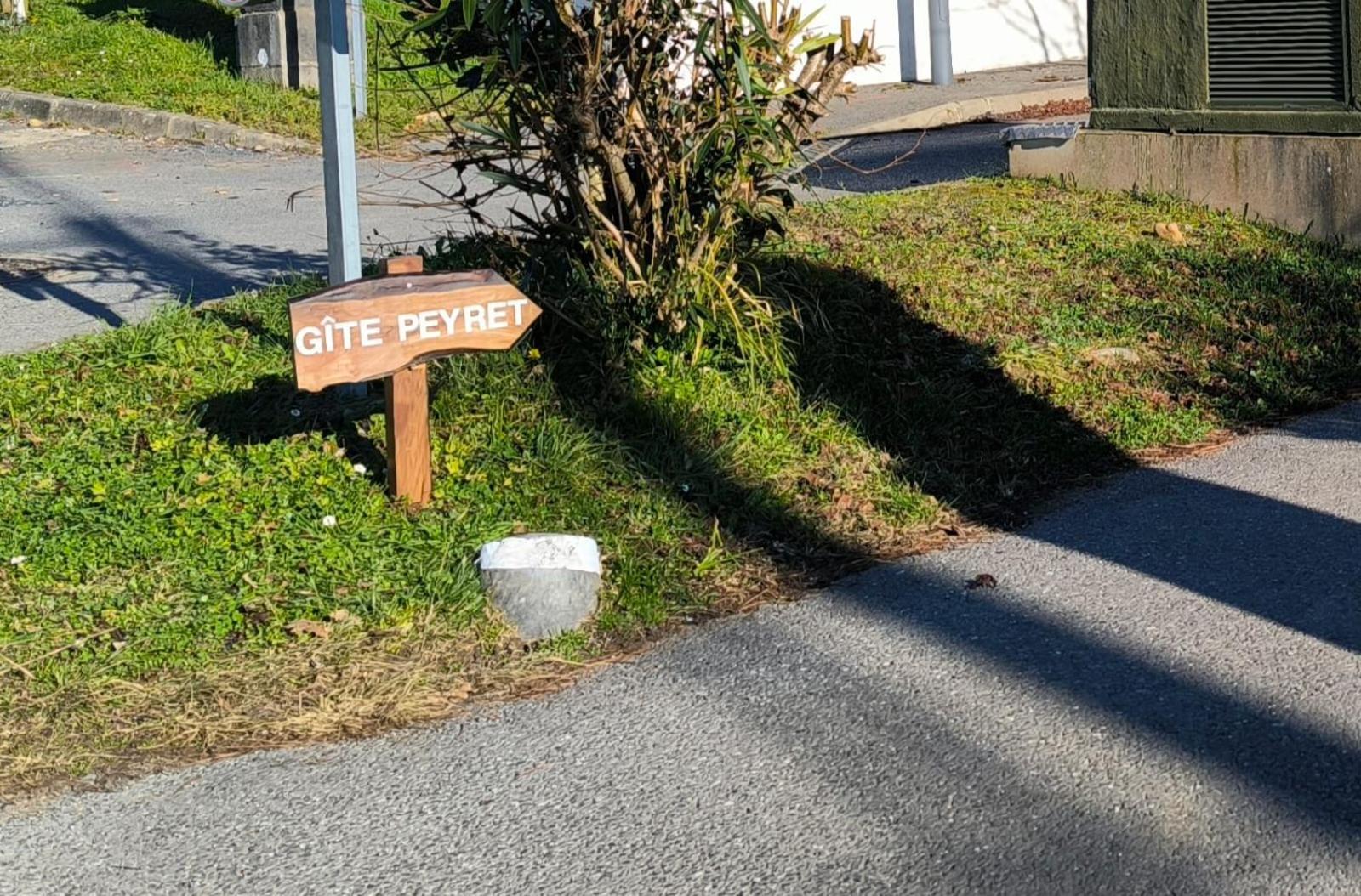 Le Peyret Serres-Castet Exterior foto